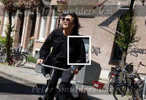 Amsterdam 31 mei 2023
Suzanne Klemann winkelend  in  Amsterdam zuid.