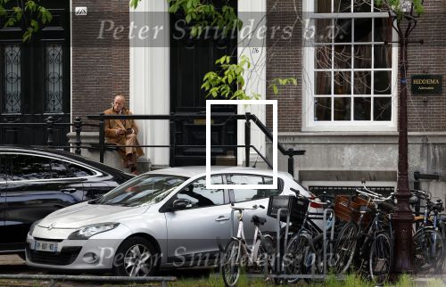Amsterdam 18 mei 2023
Theo Hiddema op een bankje voor zijn huis op de rachten vn Amsterdam met een sigaretje en kopje koffie.