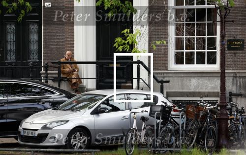 Amsterdam 18 mei 2023
Theo Hiddema op een bankje voor zijn huis op de rachten vn Amsterdam met een sigaretje en kopje koffie.