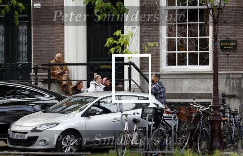 Amsterdam 18 mei 2023
Theo Hiddema op een bankje voor zijn huis op de rachten vn Amsterdam met een sigaretje en kopje koffie.