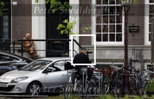 Amsterdam 18 mei 2023
Theo Hiddema op een bankje voor zijn huis op de rachten vn Amsterdam met een sigaretje en kopje koffie.