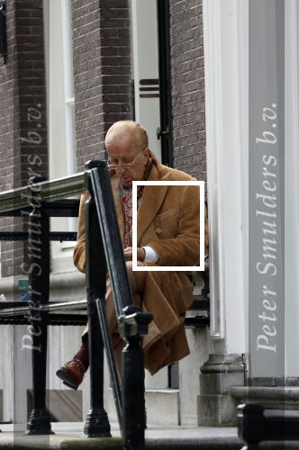 Amsterdam 18 mei 2023
Theo Hiddema op een bankje voor zijn huis op de rachten vn Amsterdam met een sigaretje en kopje koffie.