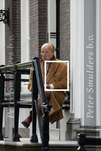Amsterdam 18 mei 2023
Theo Hiddema op een bankje voor zijn huis op de rachten vn Amsterdam met een sigaretje en kopje koffie.