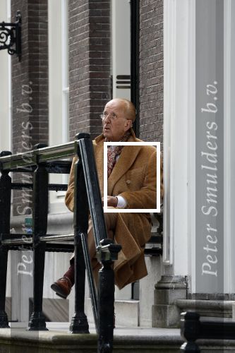 Amsterdam 18 mei 2023
Theo Hiddema op een bankje voor zijn huis op de rachten vn Amsterdam met een sigaretje en kopje koffie.