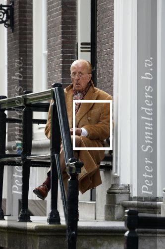 Amsterdam 18 mei 2023
Theo Hiddema op een bankje voor zijn huis op de rachten vn Amsterdam met een sigaretje en kopje koffie.