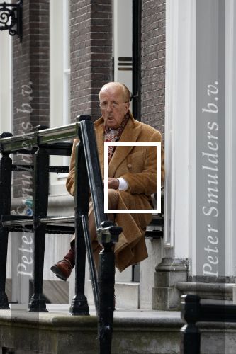 Amsterdam 18 mei 2023
Theo Hiddema op een bankje voor zijn huis op de rachten vn Amsterdam met een sigaretje en kopje koffie.