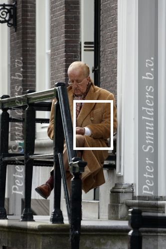 Amsterdam 18 mei 2023
Theo Hiddema op een bankje voor zijn huis op de rachten vn Amsterdam met een sigaretje en kopje koffie.