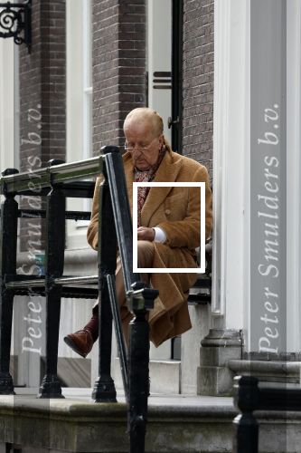 Amsterdam 18 mei 2023
Theo Hiddema op een bankje voor zijn huis op de rachten vn Amsterdam met een sigaretje en kopje koffie.