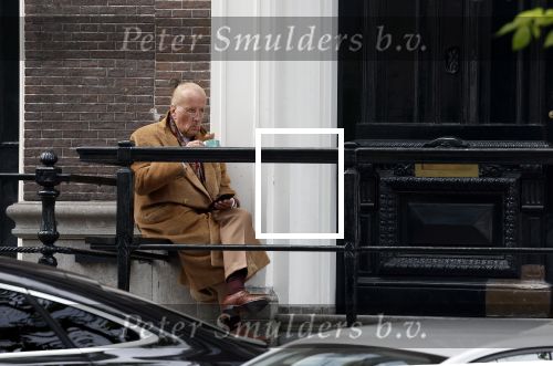 Amsterdam 18 mei 2023
Theo Hiddema op een bankje voor zijn huis op de rachten vn Amsterdam met een sigaretje en kopje koffie.