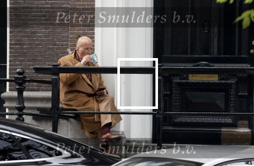 Amsterdam 18 mei 2023
Theo Hiddema op een bankje voor zijn huis op de rachten vn Amsterdam met een sigaretje en kopje koffie.