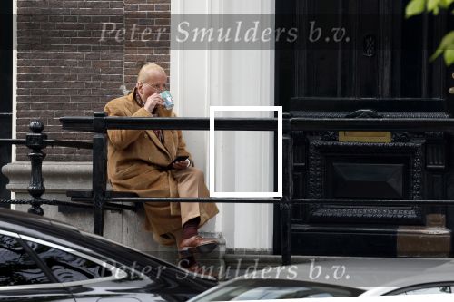 Amsterdam 18 mei 2023
Theo Hiddema op een bankje voor zijn huis op de rachten vn Amsterdam met een sigaretje en kopje koffie.