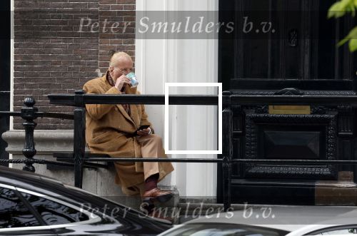Amsterdam 18 mei 2023
Theo Hiddema op een bankje voor zijn huis op de rachten vn Amsterdam met een sigaretje en kopje koffie.