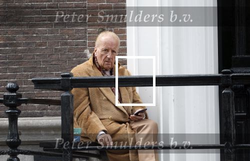 Amsterdam 18 mei 2023
Theo Hiddema op een bankje voor zijn huis op de rachten vn Amsterdam met een sigaretje en kopje koffie.
