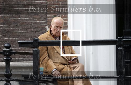 Amsterdam 18 mei 2023
Theo Hiddema op een bankje voor zijn huis op de rachten vn Amsterdam met een sigaretje en kopje koffie.