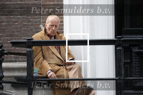 Amsterdam 18 mei 2023
Theo Hiddema op een bankje voor zijn huis op de rachten vn Amsterdam met een sigaretje en kopje koffie.