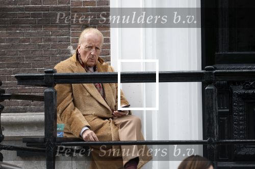 Amsterdam 18 mei 2023
Theo Hiddema op een bankje voor zijn huis op de rachten vn Amsterdam met een sigaretje en kopje koffie.