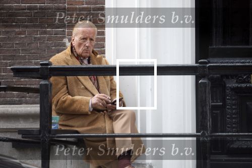 Amsterdam 18 mei 2023
Theo Hiddema op een bankje voor zijn huis op de rachten vn Amsterdam met een sigaretje en kopje koffie.