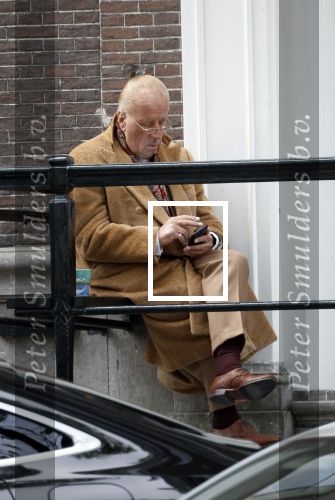 Amsterdam 18 mei 2023
Theo Hiddema op een bankje voor zijn huis op de rachten vn Amsterdam met een sigaretje en kopje koffie.