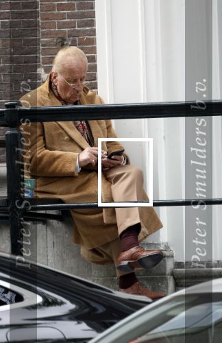 Amsterdam 18 mei 2023
Theo Hiddema op een bankje voor zijn huis op de rachten vn Amsterdam met een sigaretje en kopje koffie.