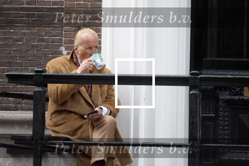 Amsterdam 18 mei 2023
Theo Hiddema op een bankje voor zijn huis op de rachten vn Amsterdam met een sigaretje en kopje koffie.