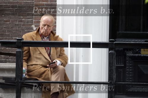 Amsterdam 18 mei 2023
Theo Hiddema op een bankje voor zijn huis op de rachten vn Amsterdam met een sigaretje en kopje koffie.