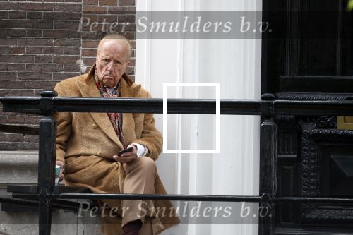 Amsterdam 18 mei 2023
Theo Hiddema op een bankje voor zijn huis op de rachten vn Amsterdam met een sigaretje en kopje koffie.