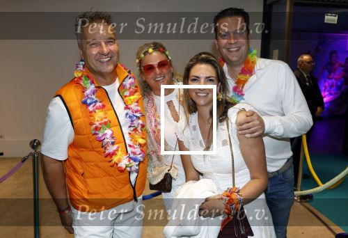 Amsterdam 25 mei 2024
Feestje na concert van de Toppers in de Johan Cruijff Arena. Bas Wolleswinkel  met vriendin en vrienden