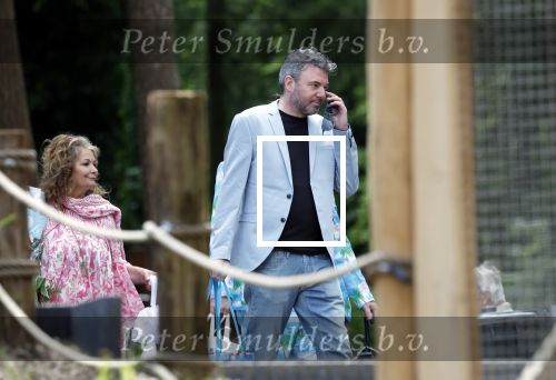 Arnhem 27 mei 2024
Trouwen Robbert de Nijs en zijn vrouw Sharon in Burgers Zoo. Zijn vader Rob de Nijs en moeder Belinda Meuldijk waren de getuigen . Belinda Meuldijk kwam met partner Thierry en zoon Yoshi de Nijs