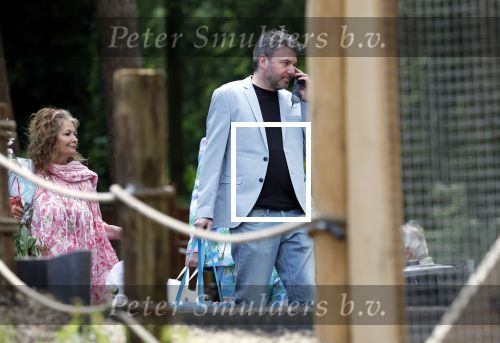 Arnhem 27 mei 2024
Trouwen Robbert de Nijs en zijn vrouw Sharon in Burgers Zoo. Zijn vader Rob de Nijs en moeder Belinda Meuldijk waren de getuigen . Belinda Meuldijk kwam met partner Thierry en zoon Yoshi de Nijs