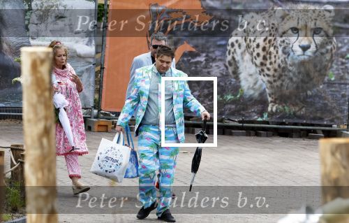 Arnhem 27 mei 2024
Trouwen Robbert de Nijs en zijn vrouw Sharon in Burgers Zoo. Zijn vader Rob de Nijs en moeder Belinda Meuldijk waren de getuigen . Belinda Meuldijk kwam met partner Thierry en zoon Yoshi de Nijs
