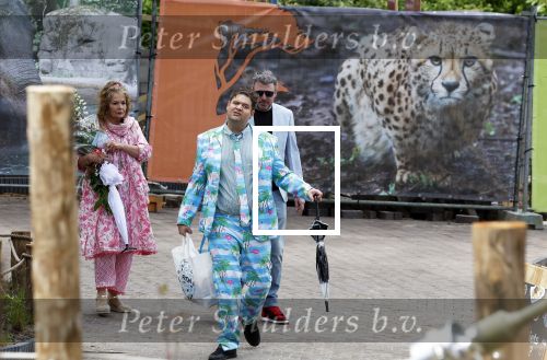 Arnhem 27 mei 2024
Trouwen Robbert de Nijs en zijn vrouw Sharon in Burgers Zoo. Zijn vader Rob de Nijs en moeder Belinda Meuldijk waren de getuigen . Belinda Meuldijk kwam met partner Thierry en zoon Yoshi de Nijs