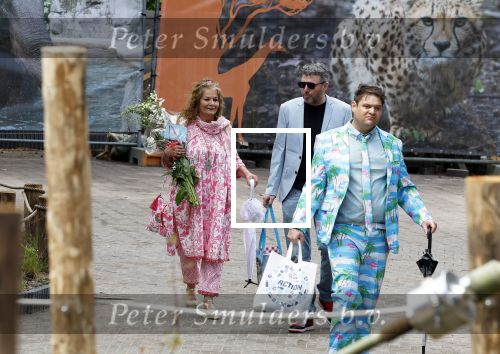Arnhem 27 mei 2024
Trouwen Robbert de Nijs en zijn vrouw Sharon in Burgers Zoo. Zijn vader Rob de Nijs en moeder Belinda Meuldijk waren de getuigen . Belinda Meuldijk kwam met partner Thierry en zoon Yoshi de Nijs