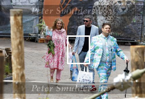Arnhem 27 mei 2024
Trouwen Robbert de Nijs en zijn vrouw Sharon in Burgers Zoo. Zijn vader Rob de Nijs en moeder Belinda Meuldijk waren de getuigen . Belinda Meuldijk kwam met partner Thierry en zoon Yoshi de Nijs