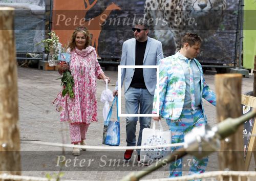 Arnhem 27 mei 2024
Trouwen Robbert de Nijs en zijn vrouw Sharon in Burgers Zoo. Zijn vader Rob de Nijs en moeder Belinda Meuldijk waren de getuigen . Belinda Meuldijk kwam met partner Thierry en zoon Yoshi de Nijs