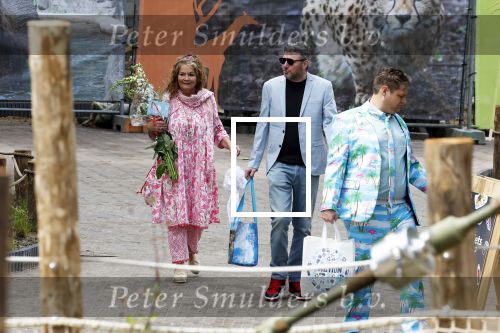 Arnhem 27 mei 2024
Trouwen Robbert de Nijs en zijn vrouw Sharon in Burgers Zoo. Zijn vader Rob de Nijs en moeder Belinda Meuldijk waren de getuigen . Belinda Meuldijk kwam met partner Thierry en zoon Yoshi de Nijs