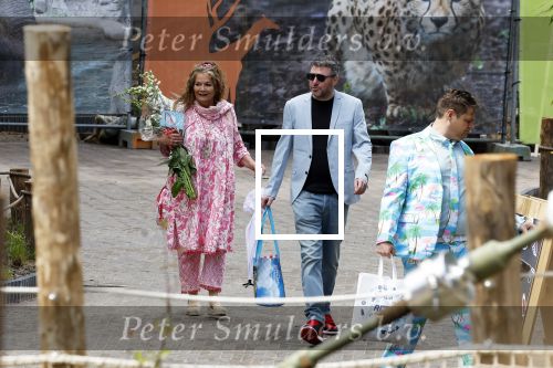 Arnhem 27 mei 2024
Trouwen Robbert de Nijs en zijn vrouw Sharon in Burgers Zoo. Zijn vader Rob de Nijs en moeder Belinda Meuldijk waren de getuigen . Belinda Meuldijk kwam met partner Thierry en zoon Yoshi de Nijs