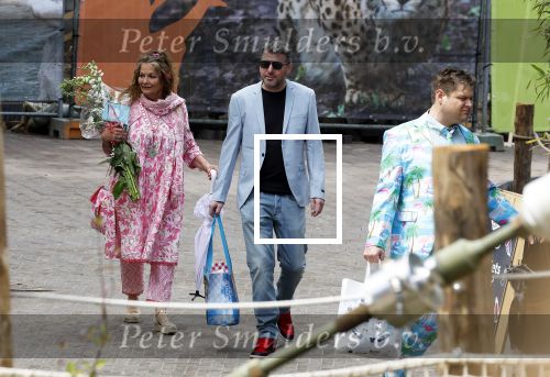 Arnhem 27 mei 2024
Trouwen Robbert de Nijs en zijn vrouw Sharon in Burgers Zoo. Zijn vader Rob de Nijs en moeder Belinda Meuldijk waren de getuigen . Belinda Meuldijk kwam met partner Thierry en zoon Yoshi de Nijs