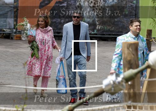 Arnhem 27 mei 2024
Trouwen Robbert de Nijs en zijn vrouw Sharon in Burgers Zoo. Zijn vader Rob de Nijs en moeder Belinda Meuldijk waren de getuigen . Belinda Meuldijk kwam met partner Thierry en zoon Yoshi de Nijs