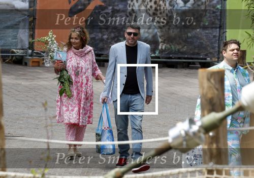 Arnhem 27 mei 2024
Trouwen Robbert de Nijs en zijn vrouw Sharon in Burgers Zoo. Zijn vader Rob de Nijs en moeder Belinda Meuldijk waren de getuigen . Belinda Meuldijk kwam met partner Thierry en zoon Yoshi de Nijs