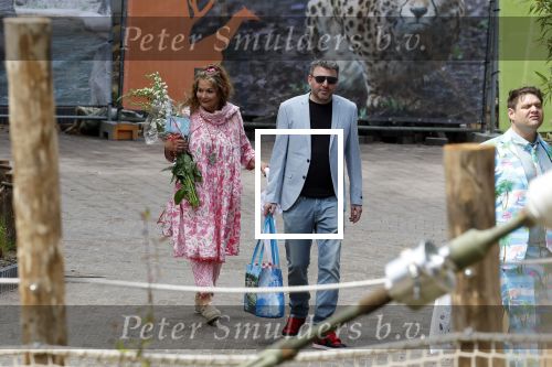 Arnhem 27 mei 2024
Trouwen Robbert de Nijs en zijn vrouw Sharon in Burgers Zoo. Zijn vader Rob de Nijs en moeder Belinda Meuldijk waren de getuigen . Belinda Meuldijk kwam met partner Thierry en zoon Yoshi de Nijs