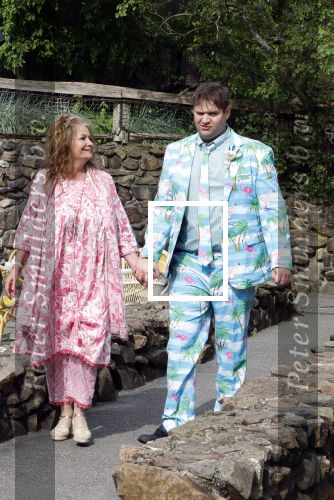 Arnhem 27 mei 2024
Trouwen Robbert de Nijs en zijn vrouw Sharon in Burgers Zoo. Zijn vader Rob de Nijs en moeder Belinda Meuldijk waren de getuigen . Belinda Meuldijk kwam met partner Thierry en zoon Yoshi de Nijs