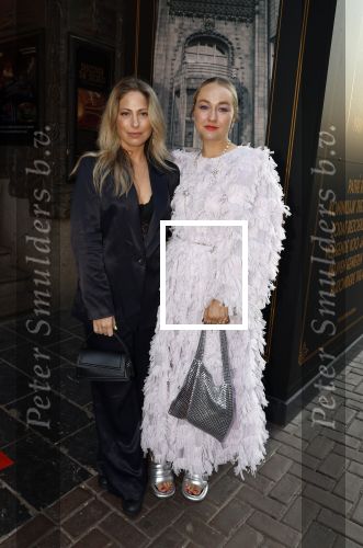 Amsterdam 13 mei 2024
Premiere Crazy House in Tuschinski.  Carolien Spoor en Sarah Chronis
