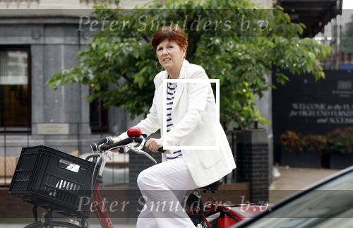 Amsterdam 17 mei 2024
Chazia Mourali op de fiets in Amsterdam zuid.