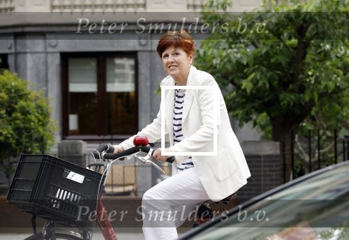 Amsterdam 17 mei 2024
Chazia Mourali op de fiets in Amsterdam zuid.