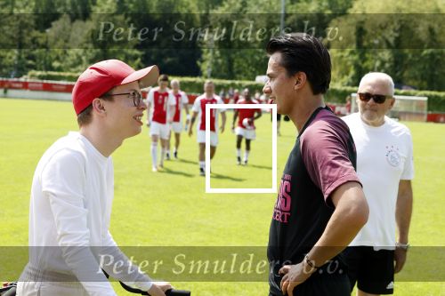 Amsterdam 18 mei 2024
Rene Froger speelt mijn zijn Toppers team tegen het only Friend team . In Rene zijn team spelen oa Maxim Froger Danny Froger en Danilo Kuiters . Ook Natasja Froger was natuurlijk aanwezig..