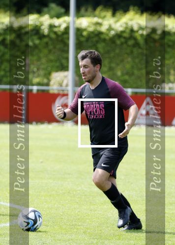 Amsterdam 18 mei 2024
Rene Froger speelt mijn zijn Toppers team tegen het only Friend team . In Rene zijn team spelen oa Maxim Froger Danny Froger en Danilo Kuiters . Ook Natasja Froger was natuurlijk aanwezig..