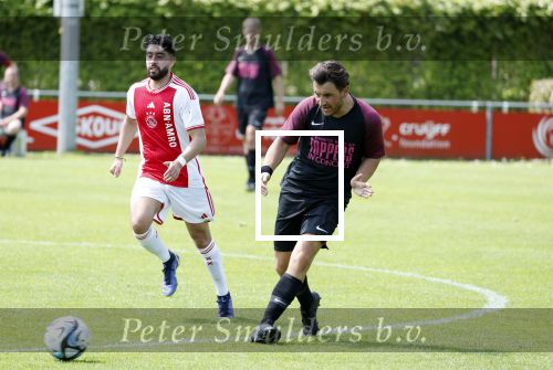 Amsterdam 18 mei 2024
Rene Froger speelt mijn zijn Toppers team tegen het only Friend team . In Rene zijn team spelen oa Maxim Froger Danny Froger en Danilo Kuiters . Ook Natasja Froger was natuurlijk aanwezig..