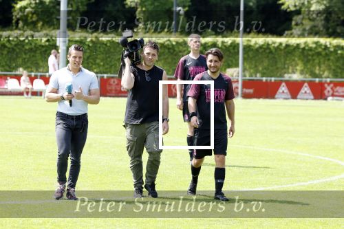 Amsterdam 18 mei 2024
Rene Froger speelt mijn zijn Toppers team tegen het only Friend team . In Rene zijn team spelen oa Maxim Froger Danny Froger en Danilo Kuiters . Ook Natasja Froger was natuurlijk aanwezig..