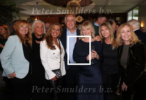 Breda, 26 Oktober 2024
Koninklijke onderscheiding voor Aad Ouborg
De Dolly Dots v.l.n.r. Patty Zomer Els Ouborg Esther Oosterbeek Aad Ouborg Angela Kramers Anita Heilker en Angela Groothuizen