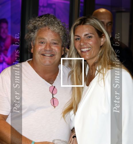 Amsterdam 25 mei 2024
Feestje na concert van de Toppers in de Johan Cruijff Arena. Dirk Zeelenberg met vriendin Nicole de Vries
